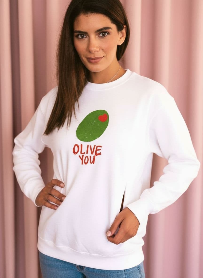 Sweat Olive You blanc - femme souriante