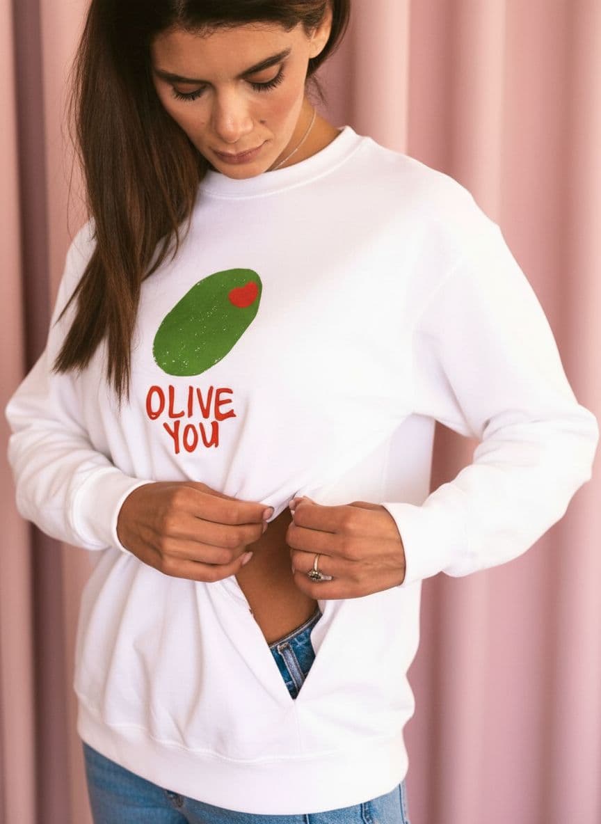Femme montrant l'ouverture discrète du sweat Olive You blanc J'allète